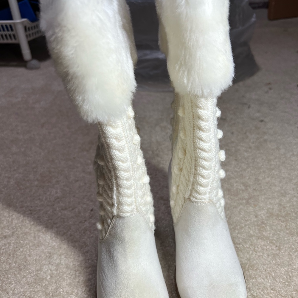 Elegant White Fur-Trimmed Women's Boots